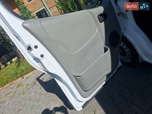 Білий Рено Трафік, об'ємом двигуна 1.87 л та пробігом 310 тис. км за 4200 $, фото 28 на Automoto.ua
