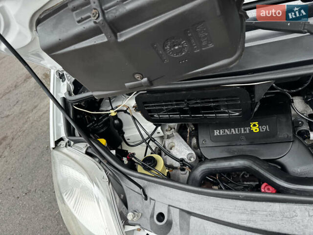 Белый Рено Трафик, объемом двигателя 1.9 л и пробегом 347 тыс. км за 7300 $, фото 74 на Automoto.ua