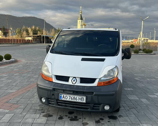 Белый Рено Трафик, объемом двигателя 1.87 л и пробегом 550 тыс. км за 5999 $, фото 3 на Automoto.ua