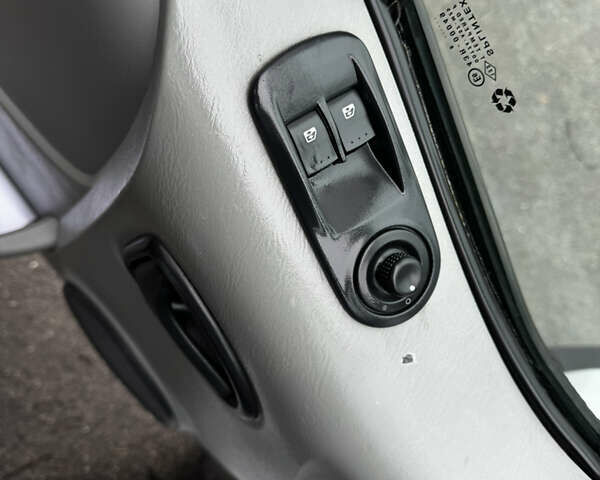 Белый Рено Трафик, объемом двигателя 1.9 л и пробегом 347 тыс. км за 7300 $, фото 36 на Automoto.ua