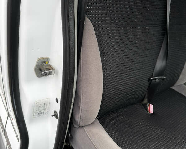 Белый Рено Трафик, объемом двигателя 1.9 л и пробегом 347 тыс. км за 7300 $, фото 47 на Automoto.ua