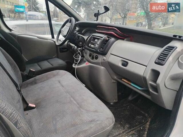 Белый Рено Трафик, объемом двигателя 1.9 л и пробегом 220 тыс. км за 4900 $, фото 2 на Automoto.ua