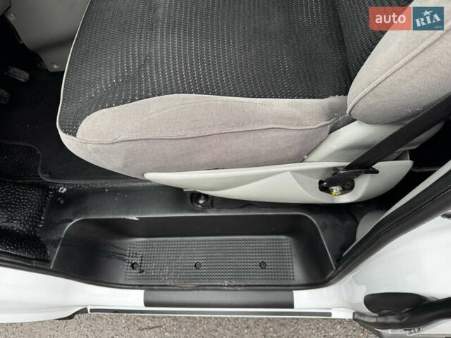 Белый Рено Трафик, объемом двигателя 1.9 л и пробегом 347 тыс. км за 7300 $, фото 38 на Automoto.ua