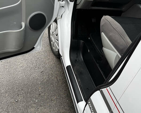 Белый Рено Трафик, объемом двигателя 1.9 л и пробегом 347 тыс. км за 7300 $, фото 35 на Automoto.ua