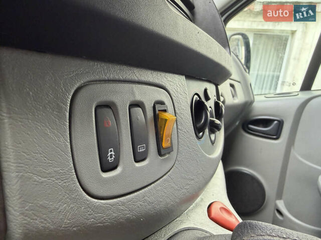 Белый Рено Трафик, объемом двигателя 1.9 л и пробегом 380 тыс. км за 6850 $, фото 25 на Automoto.ua