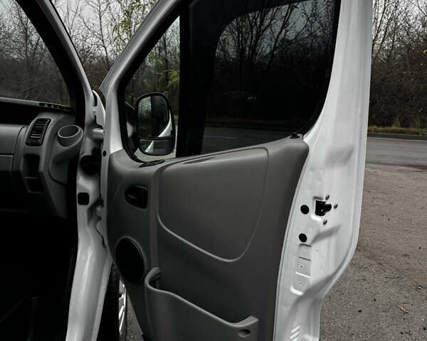 Белый Рено Трафик, объемом двигателя 1.9 л и пробегом 347 тыс. км за 7300 $, фото 45 на Automoto.ua