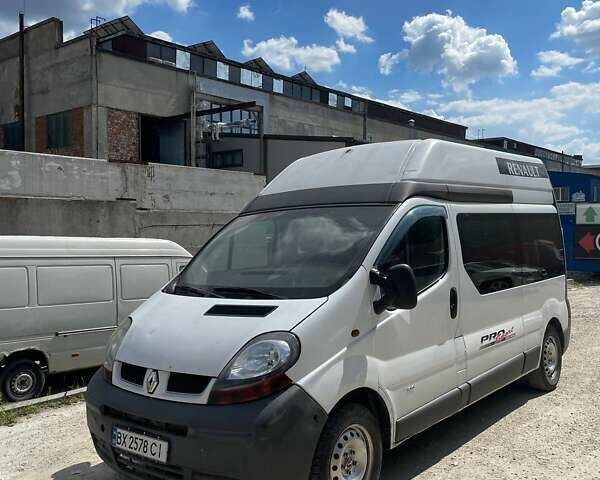 Белый Рено Трафик, объемом двигателя 1.9 л и пробегом 289 тыс. км за 6950 $, фото 1 на Automoto.ua