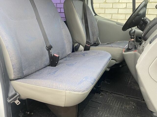 Белый Рено Трафик, объемом двигателя 1.9 л и пробегом 240 тыс. км за 6300 $, фото 4 на Automoto.ua