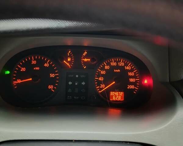 Белый Рено Трафик, объемом двигателя 1.9 л и пробегом 305 тыс. км за 8300 $, фото 1 на Automoto.ua