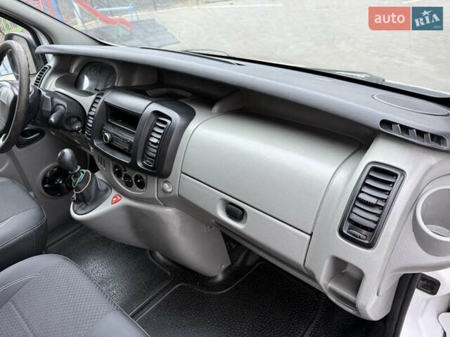 Белый Рено Трафик, объемом двигателя 1.9 л и пробегом 437 тыс. км за 8000 $, фото 41 на Automoto.ua