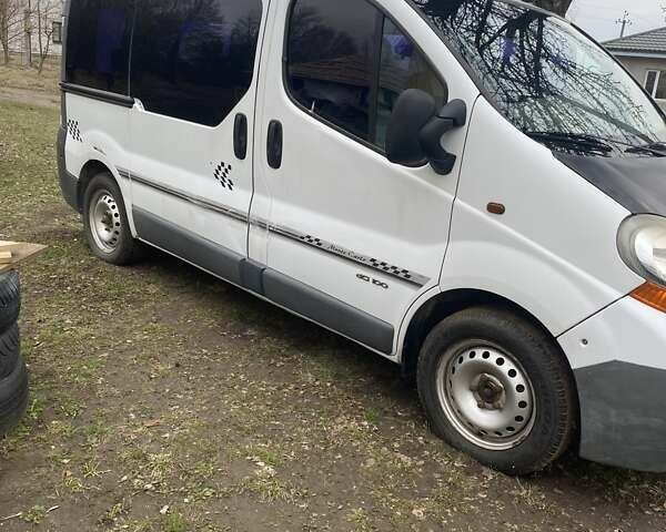 Белый Рено Трафик, объемом двигателя 1.9 л и пробегом 345 тыс. км за 6000 $, фото 3 на Automoto.ua