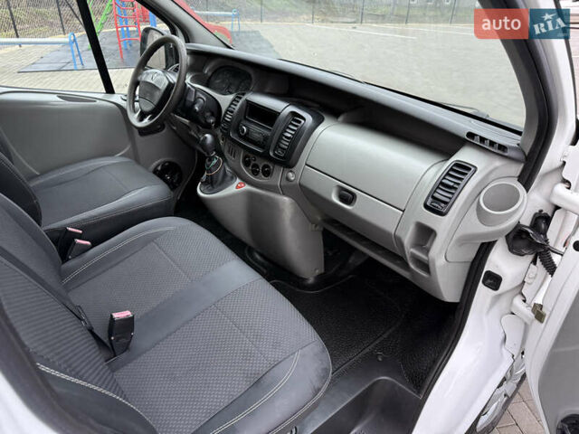 Белый Рено Трафик, объемом двигателя 1.9 л и пробегом 437 тыс. км за 8000 $, фото 39 на Automoto.ua