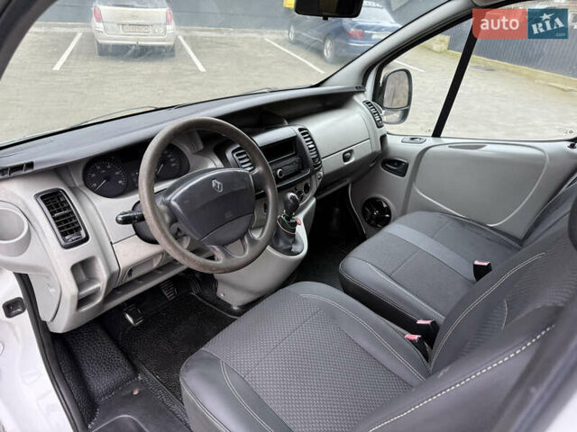 Белый Рено Трафик, объемом двигателя 1.9 л и пробегом 437 тыс. км за 8000 $, фото 31 на Automoto.ua