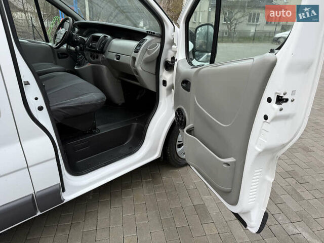 Белый Рено Трафик, объемом двигателя 1.9 л и пробегом 437 тыс. км за 8000 $, фото 36 на Automoto.ua