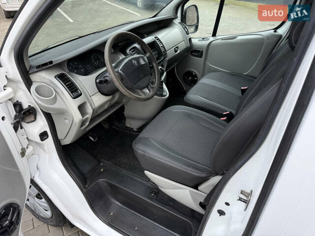 Белый Рено Трафик, объемом двигателя 1.9 л и пробегом 437 тыс. км за 8000 $, фото 30 на Automoto.ua