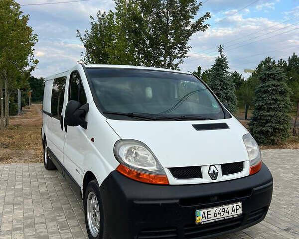 Белый Рено Трафик, объемом двигателя 1.9 л и пробегом 295 тыс. км за 7450 $, фото 2 на Automoto.ua