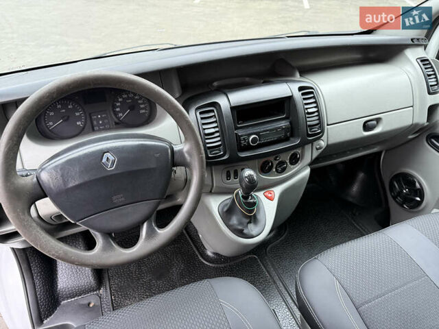 Белый Рено Трафик, объемом двигателя 1.9 л и пробегом 437 тыс. км за 8000 $, фото 33 на Automoto.ua