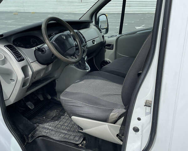 Білий Рено Трафік, об'ємом двигуна 1.9 л та пробігом 426 тис. км за 6300 $, фото 18 на Automoto.ua