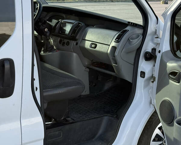 Белый Рено Трафик, объемом двигателя 1.9 л и пробегом 388 тыс. км за 7300 $, фото 14 на Automoto.ua