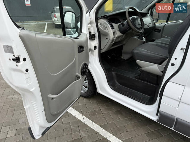 Белый Рено Трафик, объемом двигателя 1.9 л и пробегом 437 тыс. км за 8000 $, фото 28 на Automoto.ua