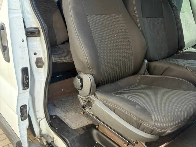 Белый Рено Трафик, объемом двигателя 1.9 л и пробегом 300 тыс. км за 6500 $, фото 3 на Automoto.ua