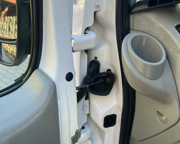 Білий Рено Трафік, об'ємом двигуна 2 л та пробігом 246 тис. км за 8299 $, фото 28 на Automoto.ua