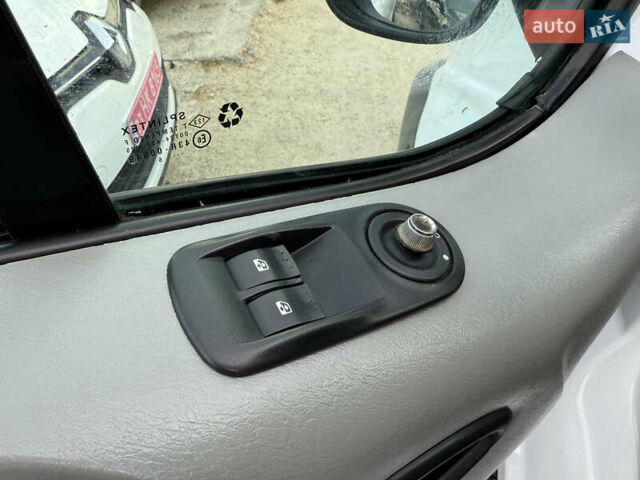 Белый Рено Трафик, объемом двигателя 1.9 л и пробегом 217 тыс. км за 7999 $, фото 37 на Automoto.ua