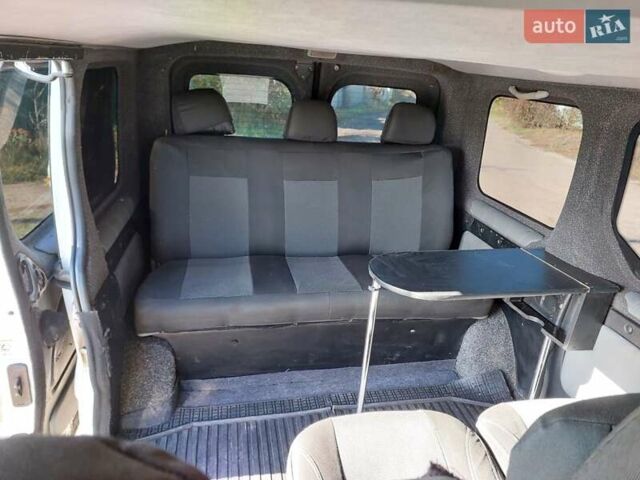 Рено Трафик 2006 в Изюме на Automoto.ua Белый Рено Трафик, объемом двигателя 2 л и пробегом 317 тыс. км за 9950 $, фото 3 на Automoto.ua