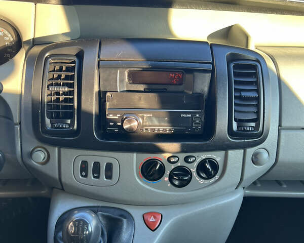 Білий Рено Трафік, об'ємом двигуна 2 л та пробігом 246 тис. км за 8299 $, фото 31 на Automoto.ua