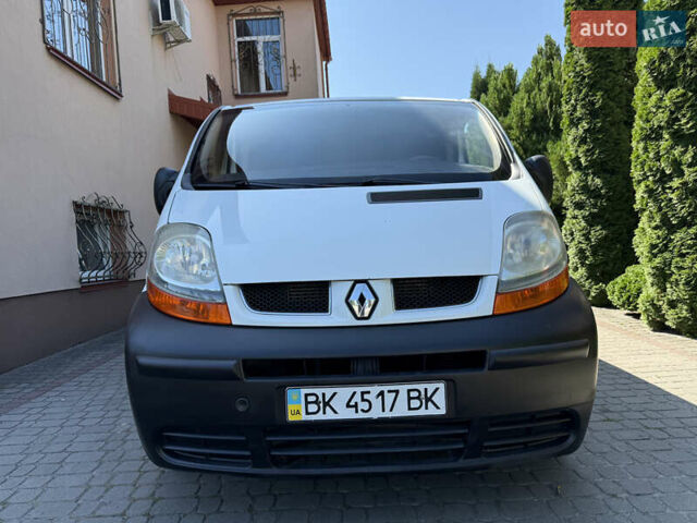 Белый Рено Трафик, объемом двигателя 1.9 л и пробегом 300 тыс. км за 7950 $, фото 4 на Automoto.ua
