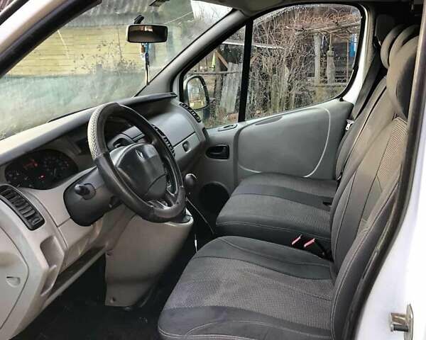 Белый Рено Трафик, объемом двигателя 1.9 л и пробегом 300 тыс. км за 7490 $, фото 3 на Automoto.ua