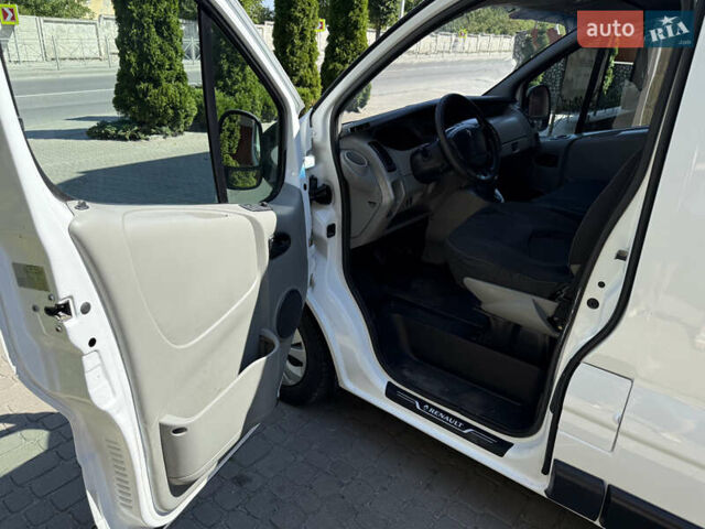 Белый Рено Трафик, объемом двигателя 1.9 л и пробегом 300 тыс. км за 7950 $, фото 43 на Automoto.ua