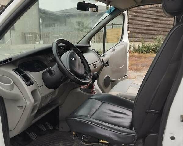 Белый Рено Трафик, объемом двигателя 1.87 л и пробегом 410 тыс. км за 5000 $, фото 2 на Automoto.ua