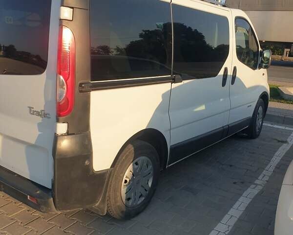 Белый Рено Трафик, объемом двигателя 2 л и пробегом 325 тыс. км за 7500 $, фото 4 на Automoto.ua