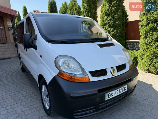 Белый Рено Трафик, объемом двигателя 1.9 л и пробегом 300 тыс. км за 7950 $, фото 2 на Automoto.ua