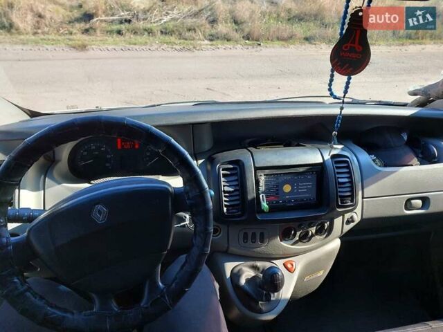 Рено Трафик 2006 в Изюме на Automoto.ua Белый Рено Трафик, объемом двигателя 2 л и пробегом 317 тыс. км за 9950 $, фото 5 на Automoto.ua