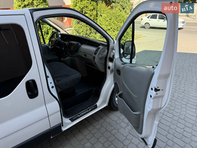 Белый Рено Трафик, объемом двигателя 1.9 л и пробегом 300 тыс. км за 7950 $, фото 31 на Automoto.ua