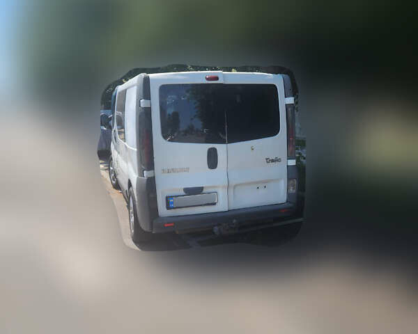 Белый Рено Трафик, объемом двигателя 1.9 л и пробегом 396 тыс. км за 3999 $, фото 3 на Automoto.ua