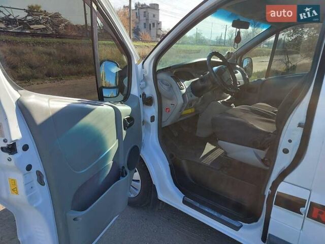 Рено Трафик 2006 в Изюме на Automoto.ua Белый Рено Трафик, объемом двигателя 2 л и пробегом 317 тыс. км за 9950 $, фото 4 на Automoto.ua