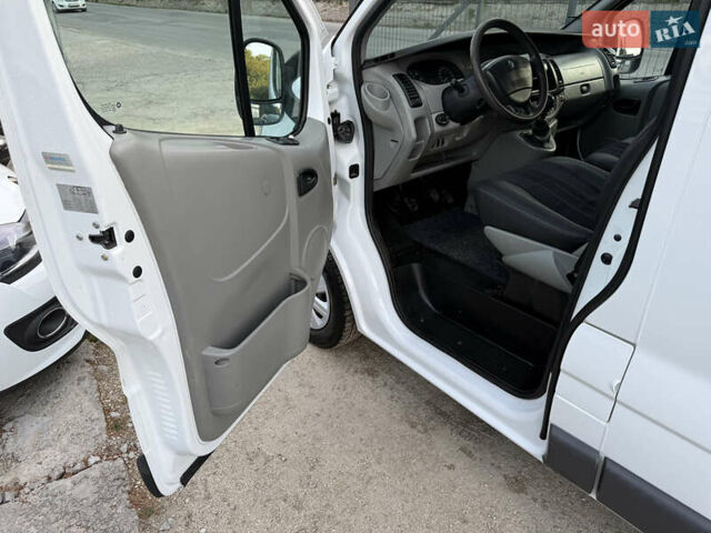 Белый Рено Трафик, объемом двигателя 1.9 л и пробегом 217 тыс. км за 7999 $, фото 28 на Automoto.ua