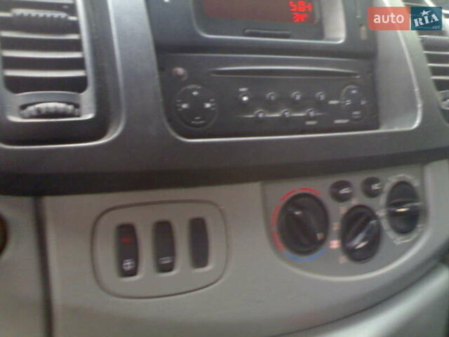Белый Рено Трафик, объемом двигателя 1.9 л и пробегом 240 тыс. км за 10000 $, фото 10 на Automoto.ua