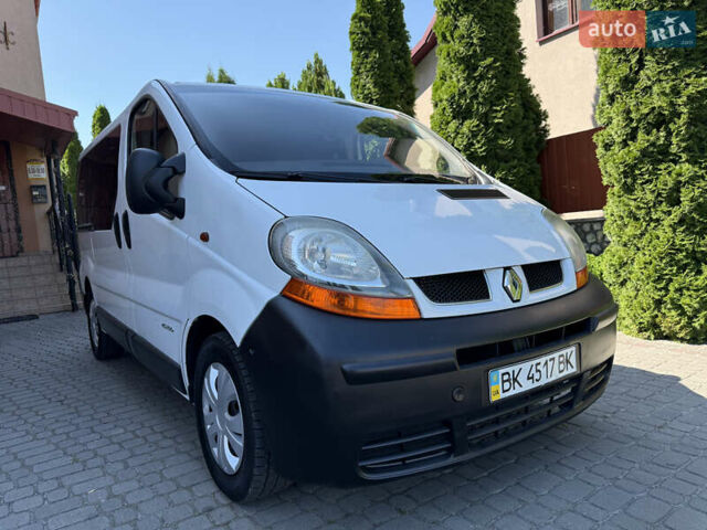Белый Рено Трафик, объемом двигателя 1.9 л и пробегом 300 тыс. км за 7950 $, фото 1 на Automoto.ua
