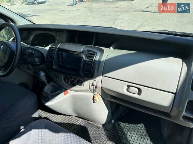 Белый Рено Трафик, объемом двигателя 2 л и пробегом 360 тыс. км за 7000 $, фото 6 на Automoto.ua