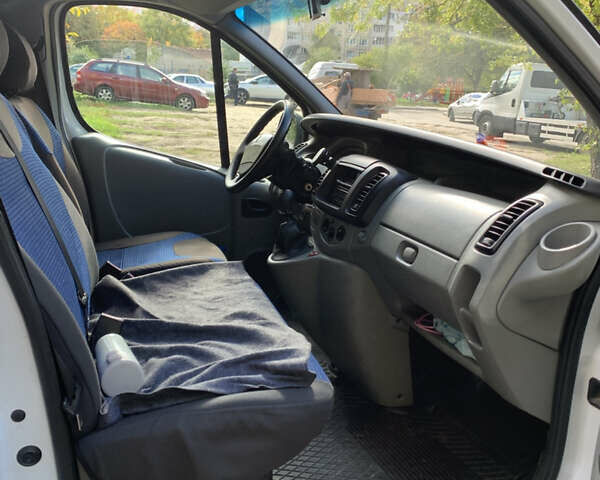 Белый Рено Трафик, объемом двигателя 2 л и пробегом 327 тыс. км за 9900 $, фото 3 на Automoto.ua