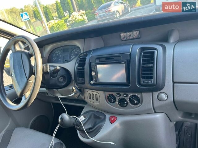 Белый Рено Трафик, объемом двигателя 2 л и пробегом 305 тыс. км за 7900 $, фото 1 на Automoto.ua