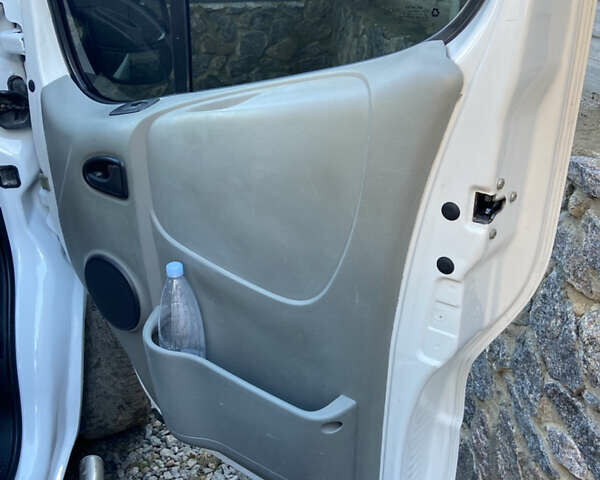 Білий Рено Трафік, об'ємом двигуна 2 л та пробігом 326 тис. км за 6850 $, фото 18 на Automoto.ua