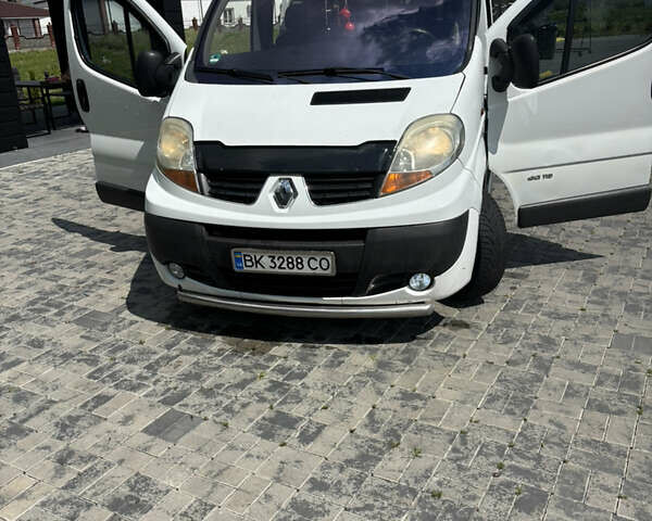 Белый Рено Трафик, объемом двигателя 2 л и пробегом 450 тыс. км за 7700 $, фото 2 на Automoto.ua