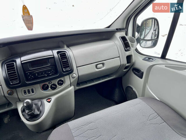 Белый Рено Трафик, объемом двигателя 2 л и пробегом 274 тыс. км за 7499 $, фото 24 на Automoto.ua