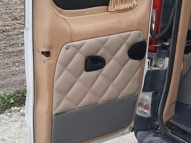 Білий Рено Трафік, об'ємом двигуна 2 л та пробігом 315 тис. км за 8700 $, фото 19 на Automoto.ua