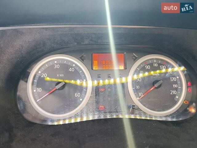 Рено Трафик 2007 в Львове на Automoto.ua Белый Рено Трафик, объемом двигателя 2 л и пробегом 184 тыс. км за 13000 $, фото 4 на Automoto.ua